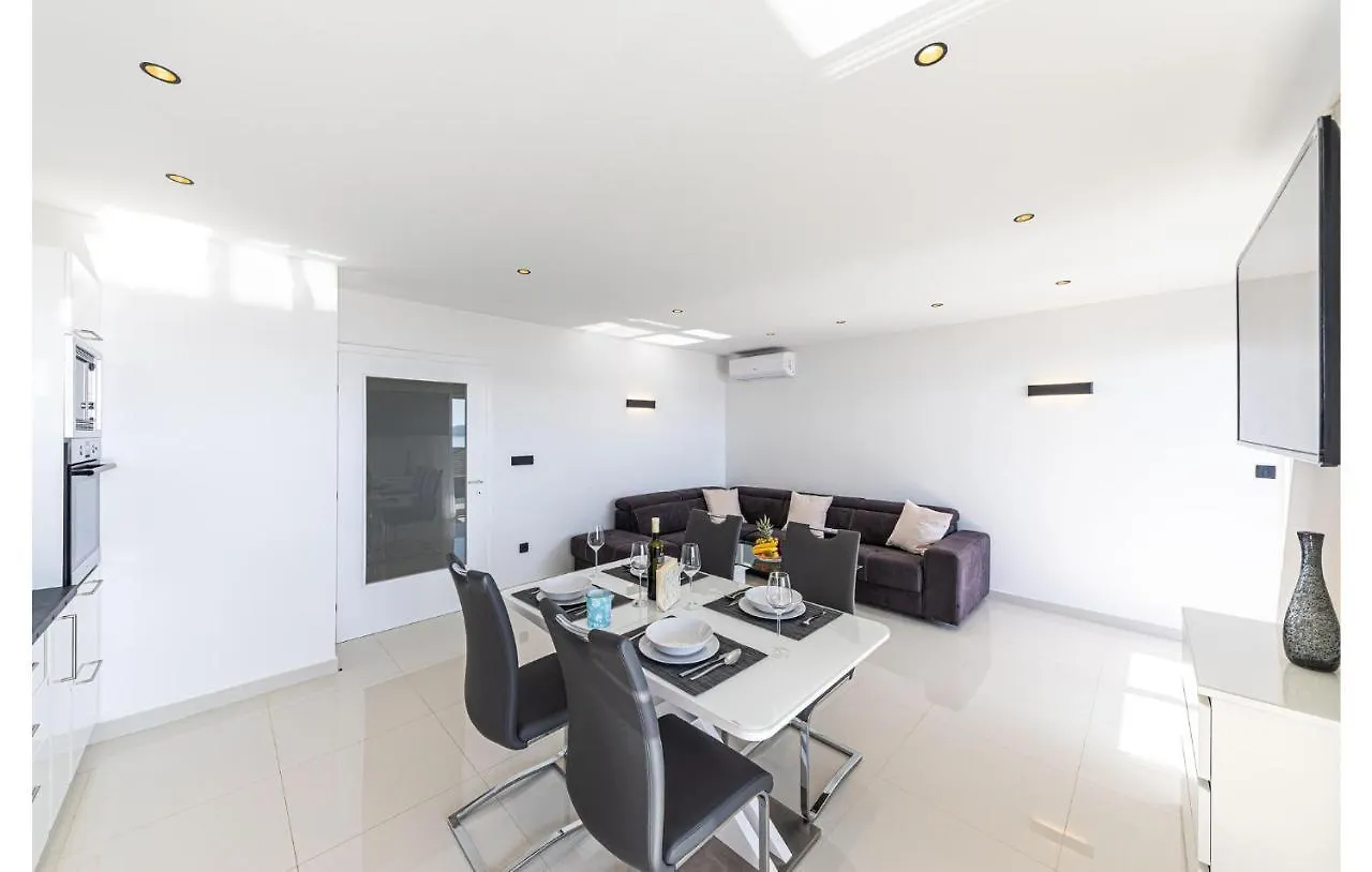 2 Bedroom Beautiful Apartment In Seget Donji تروغير