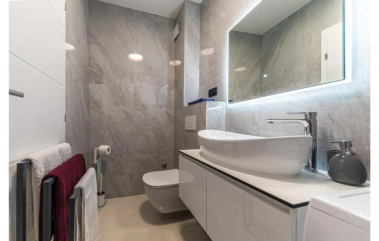 2 Bedroom Beautiful Apartment In Seget Donji تروغير