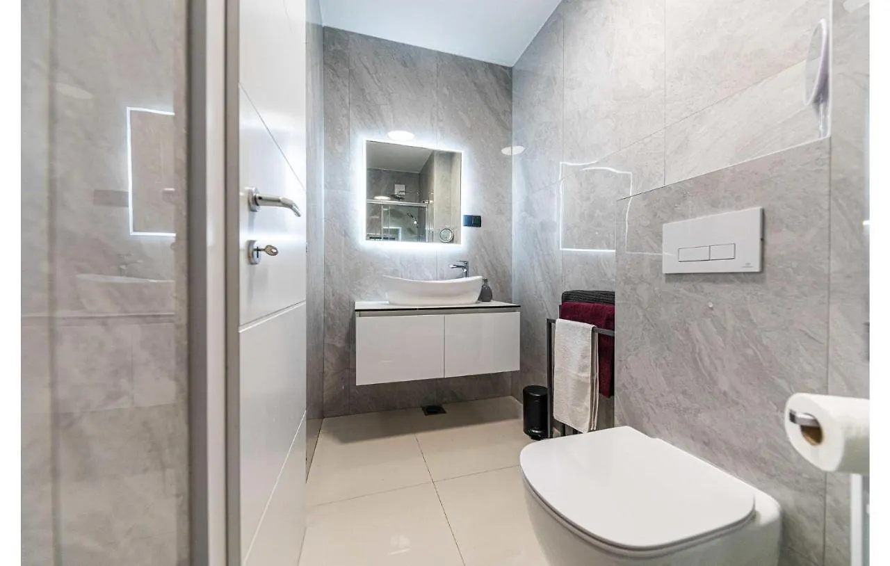 2 Bedroom Beautiful Apartment In Seget Donji تروغير