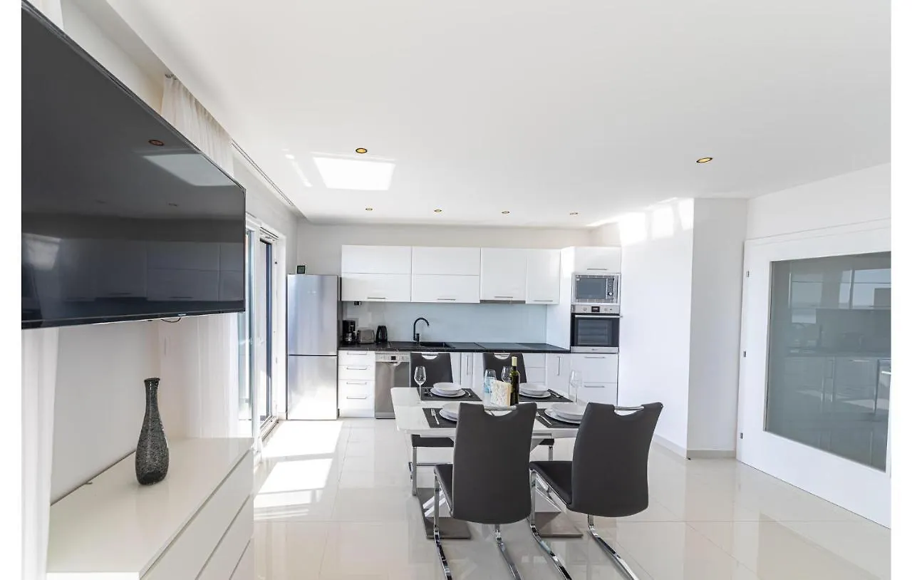 2 Bedroom Beautiful Apartment In Seget Donji تروغير 0*,