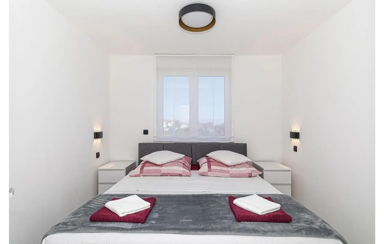 2 Bedroom Beautiful Apartment In Seget Donji تروغير