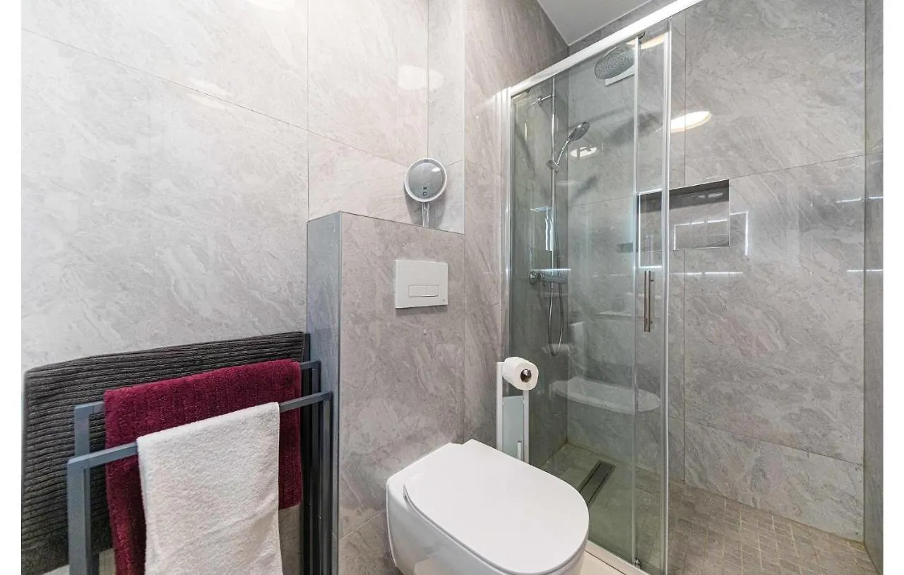 2 Bedroom Beautiful Apartment In Seget Donji تروغير